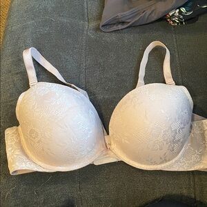 Elegant Lace Women's Bra in Cream